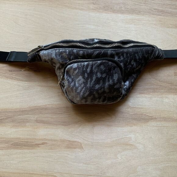 Steve Madden Belt Bag - Picture 3 of 10